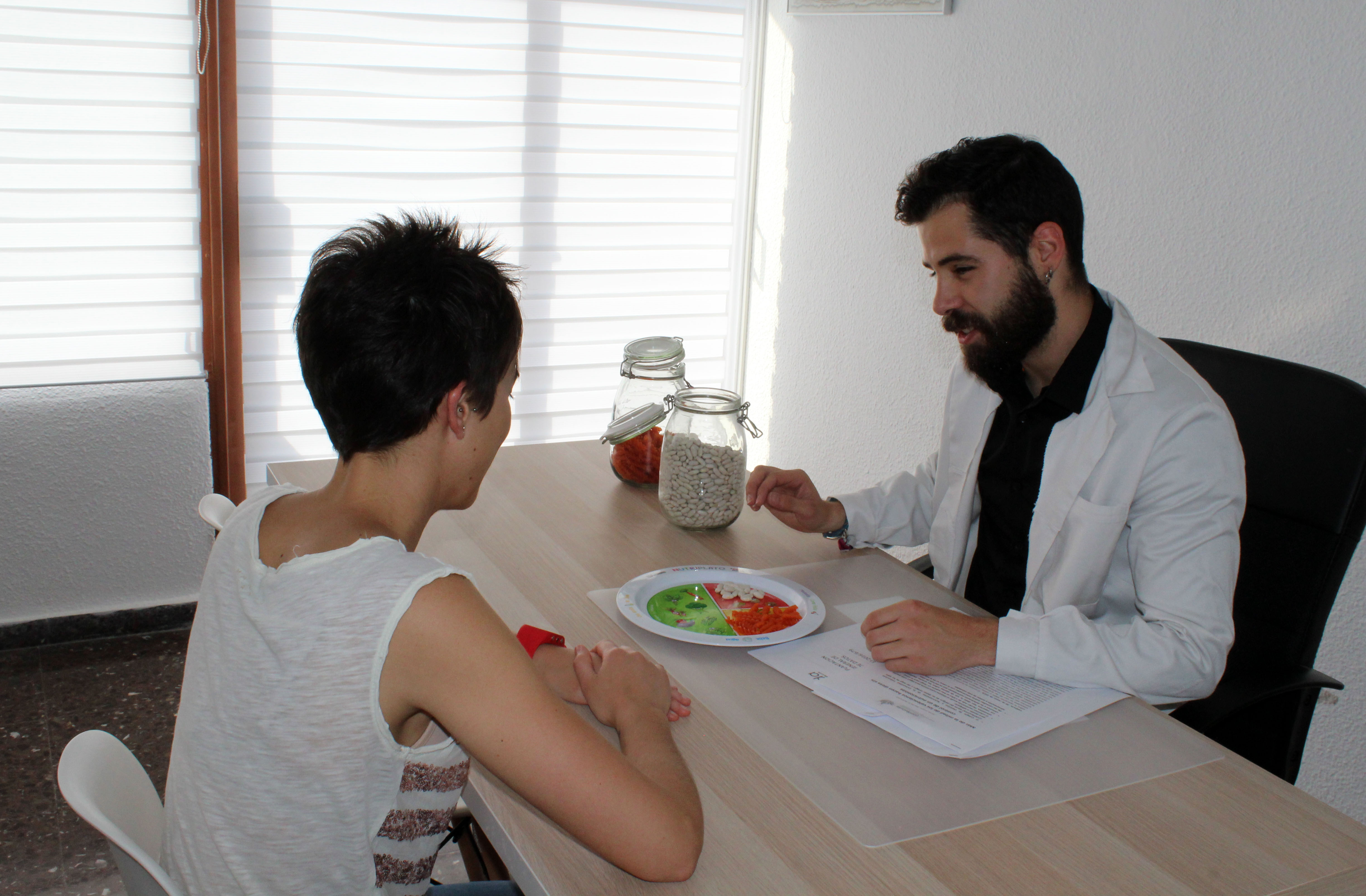 Un nutricionista atendiendo en consulta. CODiNuCoVa