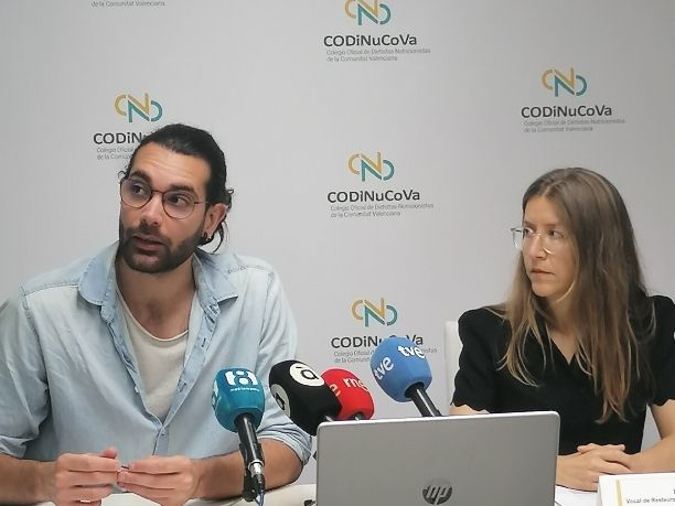 Luis Cabañas e Inma Girba en la presentación del informe