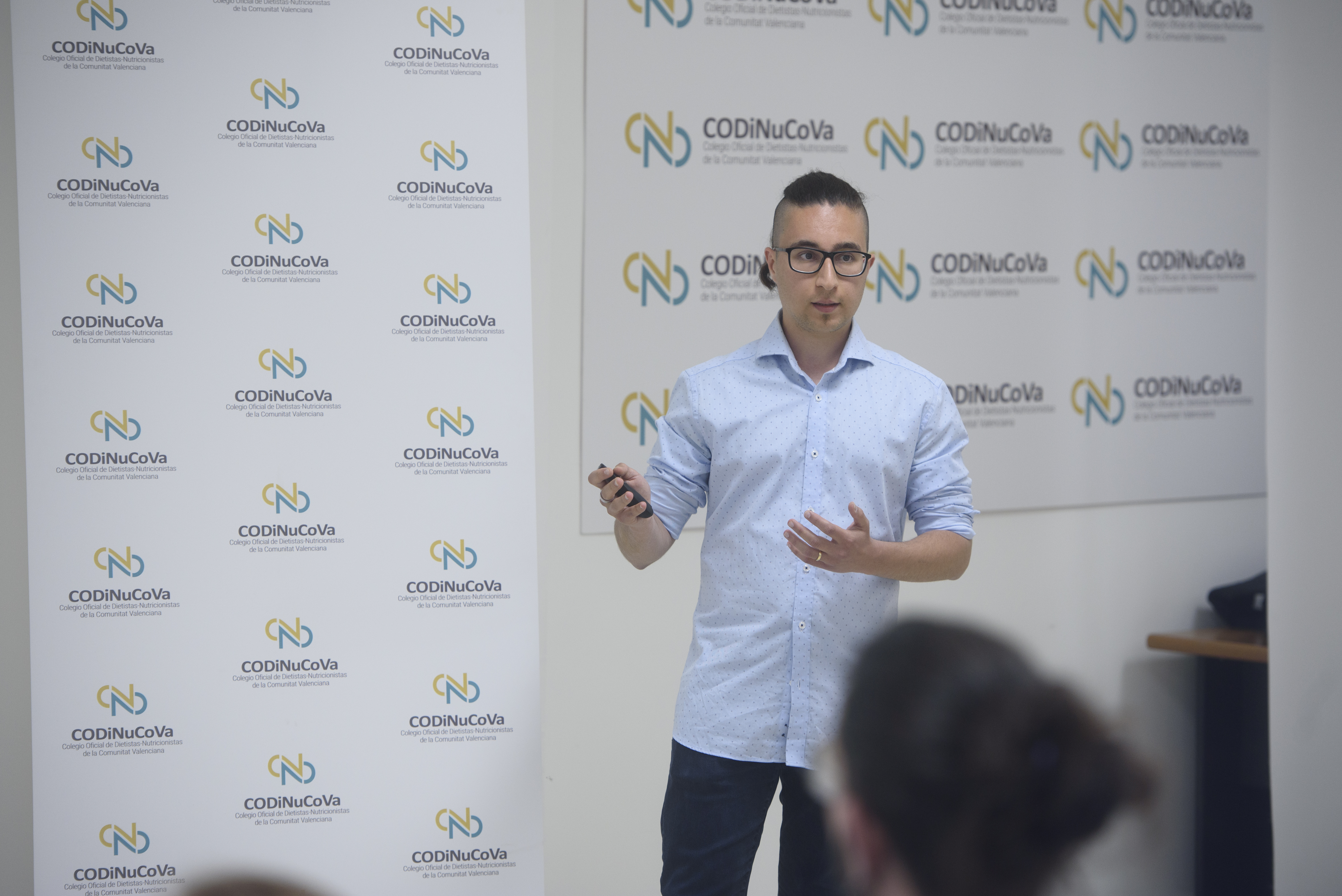 Abel Navarré exponiendo su TFG en el CODiNuCoVa