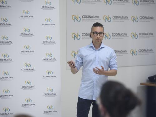 Abel Navarré exponiendo su TFG en el CODiNuCoVa